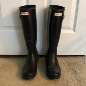 Women’s tall glossy black hunter rain boots.